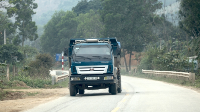 Xe qu&aacute; tải, qu&aacute; khổ đại n&aacute;o đường Hồ Ch&iacute; Minh?