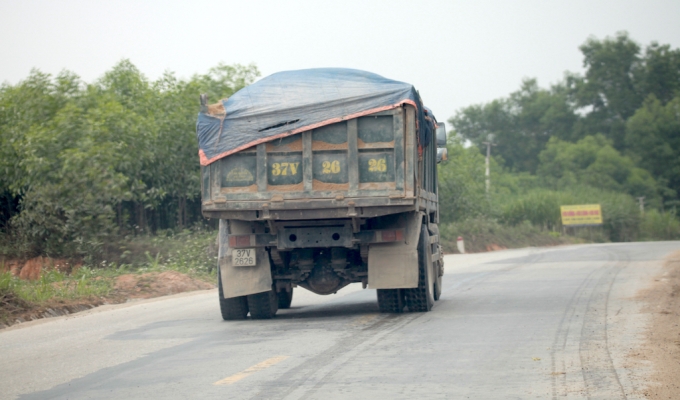Xe qu&aacute; tải, qu&aacute; khổ đại n&aacute;o đường Hồ Ch&iacute; Minh?