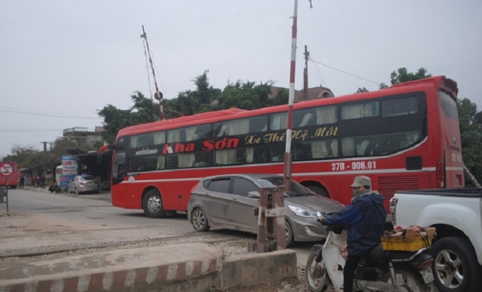 C&aacute;c phương tiện vượt đường ngang tại ng&atilde; 3 Y&ecirc;n L&yacute;, x&atilde; Diễn Y&ecirc;n (Diễn Ch&acirc;u, Nghệ An). Ảnh Duy Ngợi.