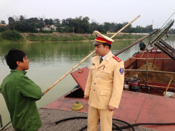 Bắt quả tang ph&agrave; sắt của &ocirc;ng Hồ Quang Trung (x&atilde; Hưng Lam, huyện Hưng Nguy&ecirc;n, Nghệ An) đang h&uacute;t c&aacute;t tr&aacute;i ph&eacute;p tr&ecirc;n s&ocirc;ng Ng&agrave;n S&acirc;u.