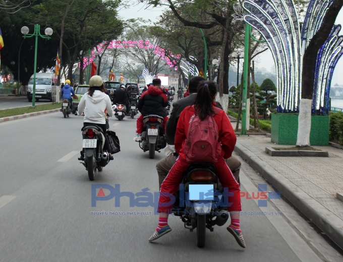 Phụ huynh v&agrave; nh&agrave; trường cần phối hợp trong việc chấp h&agrave;nh luật lệ giao th&ocirc;ng. (Ảnh: Đức Bi&ecirc;n)