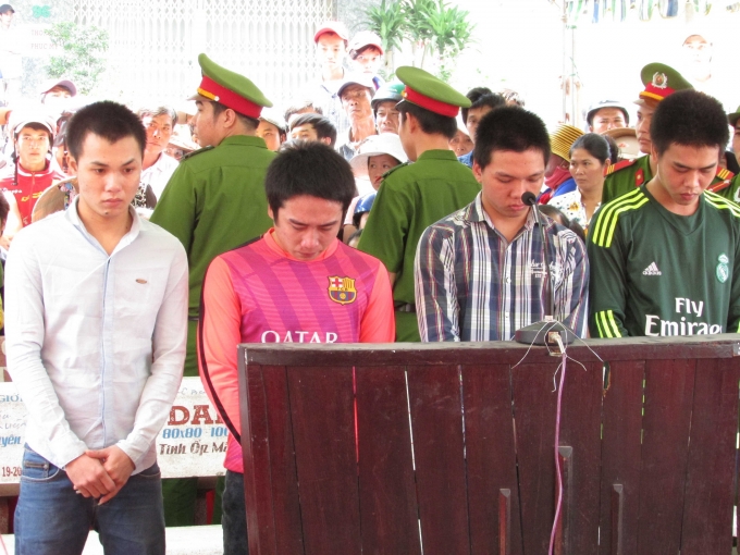 C&aacute;c bị c&aacute;o trước v&agrave;nh m&oacute;ng ngựa.