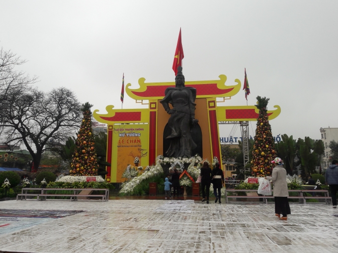 Tượng đ&agrave;i Nữ tướng L&ecirc; Ch&acirc;n trước giờ khai hội (Ảnh: Văn Kh&uacute;c).