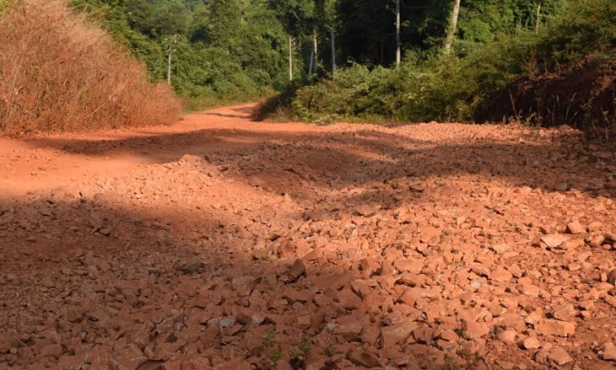 Đường đổ đ&aacute; ngổn ngang nhiều năm nay.