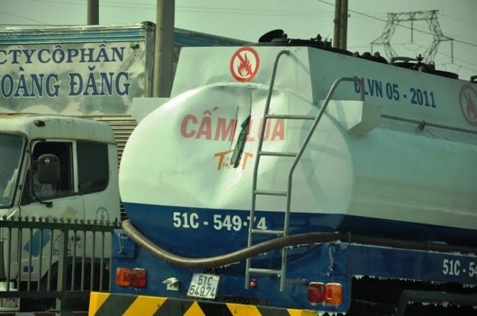 Lỗ thủng tr&ecirc;n xe bồn.