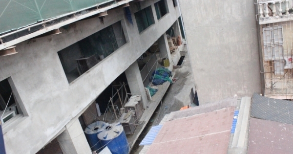 Người dân sinh sống quanh tòa nhà 8B Lê Trực kêu cứu