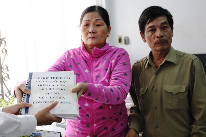 Bố mẹ Tiến b&ecirc;n 10.000 chữ k&yacute; của người d&acirc;n xin giảm &aacute;n cho con.