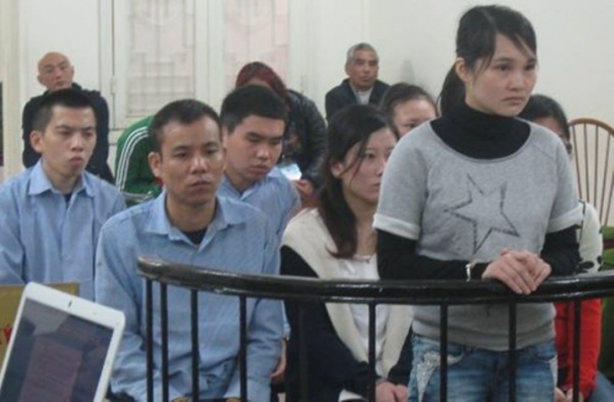 C&aacute;c bị c&aacute;o trước v&agrave;nh m&oacute;ng ngựa.