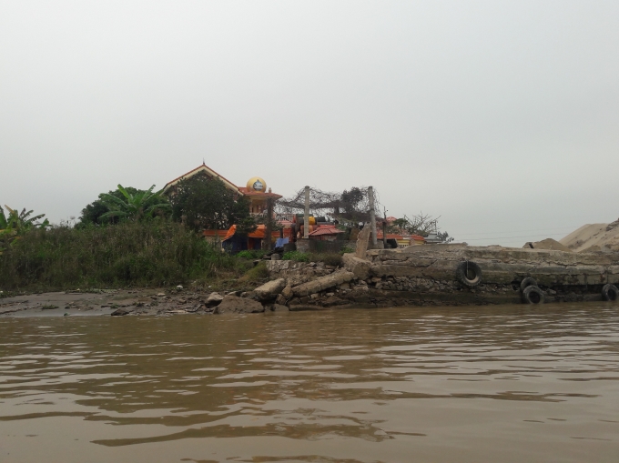 Biệt thự khủng &ldquo;mọc&rdquo; tr&ecirc;n h&agrave;nh lang tho&aacute;t lũ.