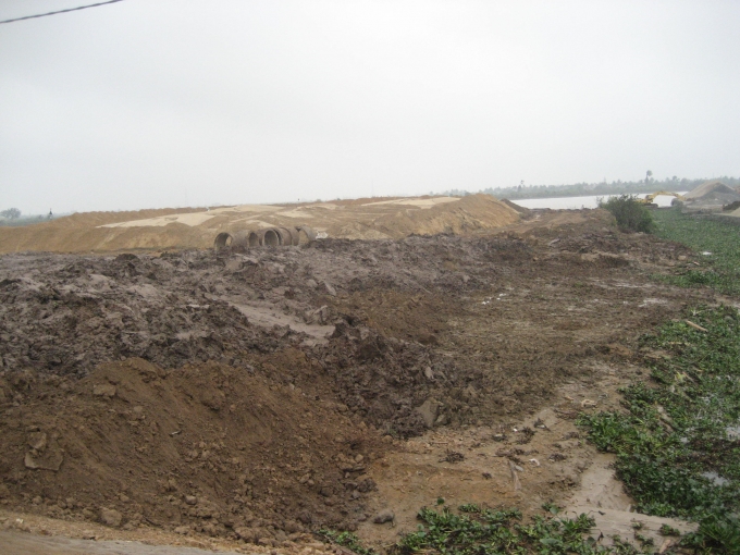 Việc san lấp ng&agrave;y c&agrave;ng b&agrave;nh trướng, mở rộng ra ph&iacute;a l&ograve;ng s&ocirc;ng.