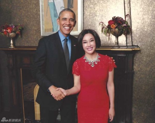 Tổng thống Obama bắt tay th&acirc;n thiết n&agrave;ng V&otilde; Tắc Thi&ecirc;n v&agrave; kh&ocirc;ng qu&ecirc;n khen ngợi sự xinh đẹp, trẻ trung của b&agrave;. Nguồn: Sina.