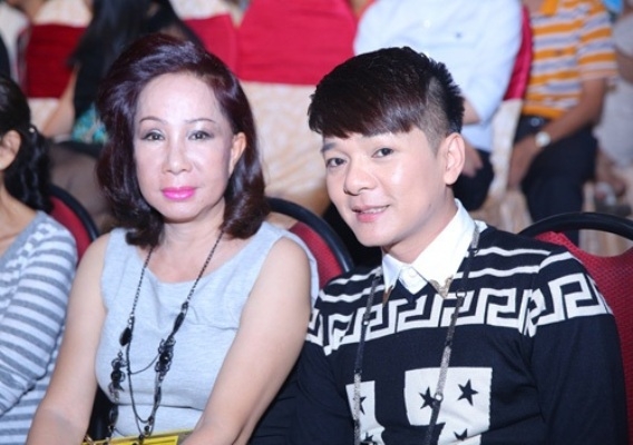 Sau một thời gian d&agrave;i vắng b&oacute;ng trong l&agrave;ng giải tr&iacute; th&igrave; Vũ H&agrave; đ&atilde; kết h&ocirc;n với Huyền V&acirc;n, một người hơn anh 8 tuổi. Ảnh: internet.