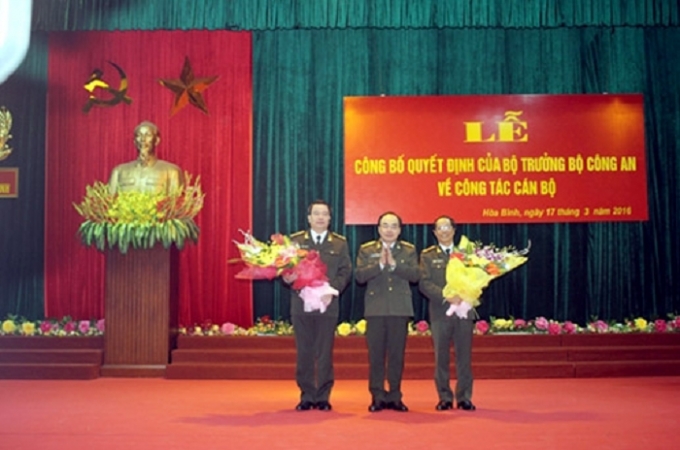 Thứ trưởng B&ugrave;i Quang Bền trao quyết định v&agrave; ch&uacute;c mừng hai &ocirc;ng: Nguyễn Văn Trung, Phạm Hồng Tuyến. Ảnh: CAND.