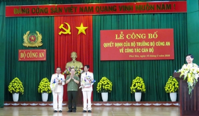Thứ trưởng Bùi Quang B&ecirc;̀n trao quy&ecirc;́t định đi&ecirc;̀u đ&ocirc;̣ng Giám đ&ocirc;́c C&ocirc;ng an hai tỉnh Phú Y&ecirc;n và Bình Định. Ảnh: CAND.