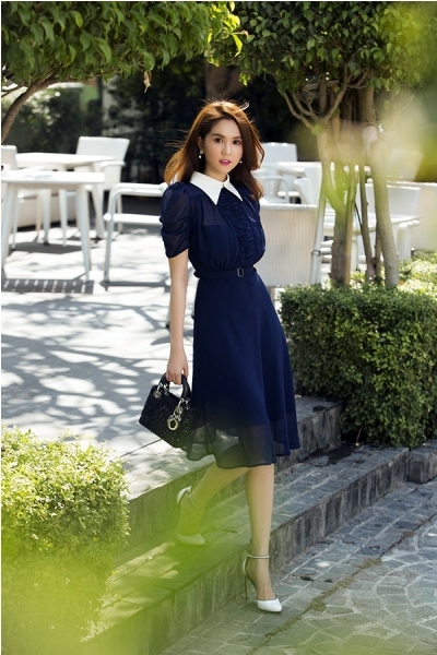 Với chiếc v&aacute;y mang phong c&aacute;ch cổ điển n&agrave;y, tr&ocirc;ng Ngọc Trinh c&agrave;ng trở n&ecirc;n đằm thắm, dịu d&agrave;ng hơn. Ảnh: internet.