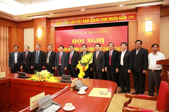 C&aacute;c đại biểu ch&uacute;c mừng t&acirc;n Ph&oacute; Trưởng Ban Kinh tế Trung ương Ng&ocirc; Đ&ocirc;ng Hải. Ảnh Kinhtetrunguong.vn