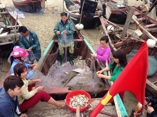 Ngay sau buổi đối thoại ng&agrave;y 7/3 của B&iacute; thư tỉnh Thanh H&oacute;a với ngư d&acirc;n, c&aacute;c bến thuyền đ&atilde; hoạt động nhộn trở lại (Ảnh: A.Thắng).