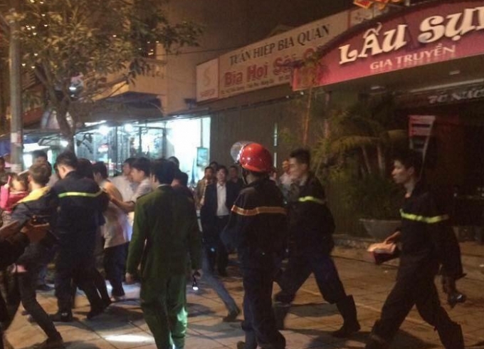 Lực lượng chức năng tiến h&agrave;nh ứng cứu c&aacute;c kh&aacute;ch h&aacute;t tại nơi xảy ra sự việc.