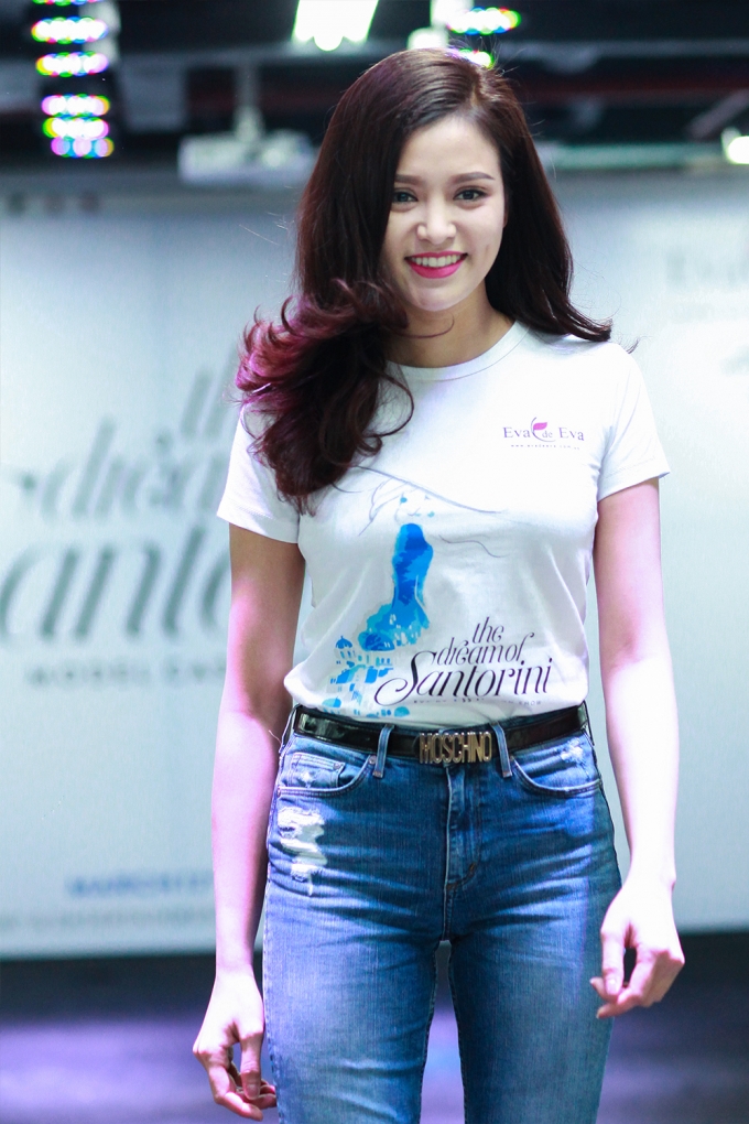 Lu&ocirc;n mỉm cười tự tin v&agrave; thể hiện bản lĩnh trước đ&aacute;m đ&ocirc;ng...