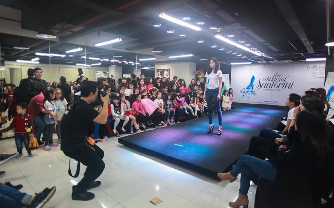 Nghề mẫu: Đằng sau những sải bước tr&ecirc;n s&agrave;n catwalk