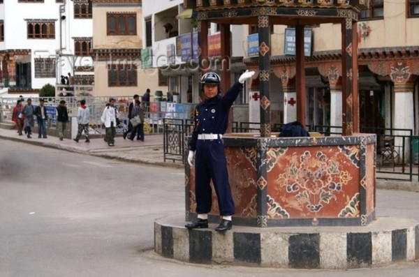 Giao th&ocirc;ng đ&ocirc; thị ở Bhutan chỉ được điều khiển bằng nh&acirc;n vi&ecirc;n cảnh s&aacute;t. Ảnh: internet.