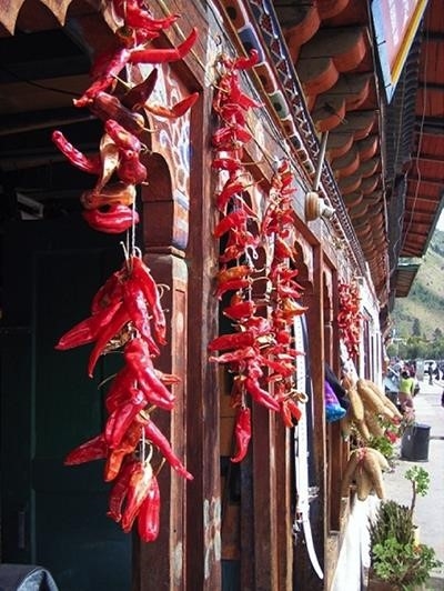 C&aacute;c căn nh&agrave; cổ xưa ở Bhutan vẫn được giữ g&igrave;n, trước cửa nh&agrave; lu&ocirc;n treo những ch&ugrave;m ớt to - đ&acirc;y l&agrave; m&oacute;n ăn y&ecirc;u th&iacute;ch của người Bhutan. Ảnh: internet.