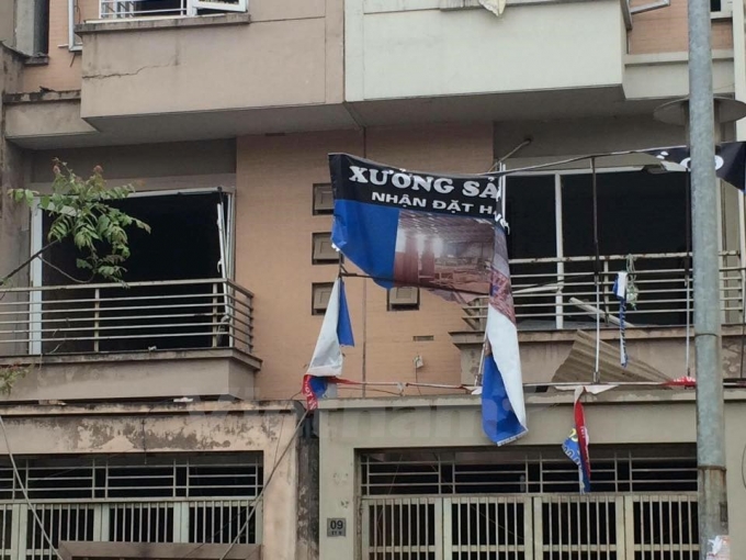 Căn nh&agrave; bị kh&oacute;i &aacute;m đen sau vụ nổ, phần cửa trước mặt bị sức &eacute;p thổi bay.