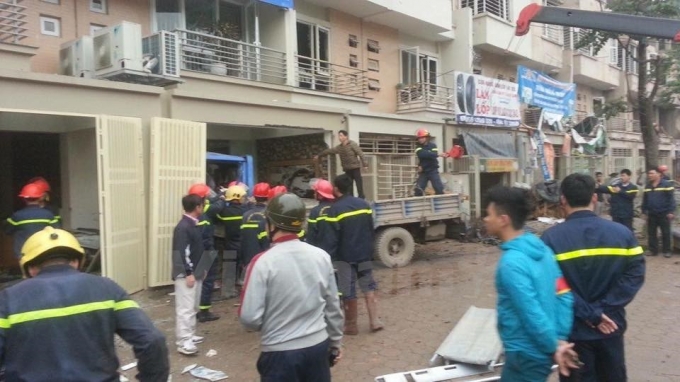 Lực lượng ph&ograve;ng ch&aacute;y chữa ch&aacute;y đ&atilde; tiếp cận hiện trường v&agrave; giải cứu người d&acirc;n mắc kẹt.