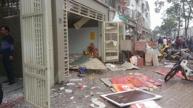 Đồ đạc trong nh&agrave; bị bắn văng hết ra ngo&agrave;i sau sức &eacute;p khủng khiếp của vụ nổ.