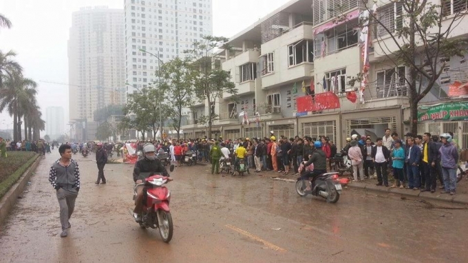 Rất đ&ocirc;ng người d&acirc;n hiếu kỳ, tụ tập xem lực lượng cứu hộ giải cứu v&agrave; cứu những nạn nh&acirc;n bị thương.&nbsp;