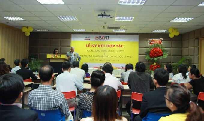 &Ocirc;ng Robert Hartcher, Hiệu trưởng Danh dự Trường Cao đẳng Quốc tế Kent ph&aacute;t biểu&nbsp; khai mạc.