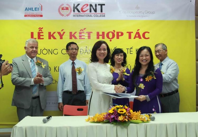 Đại diện 2 đơn vị k&yacute; kết bản hợp t&aacute;c đ&agrave;o tạo nguồn nh&acirc;n lực.