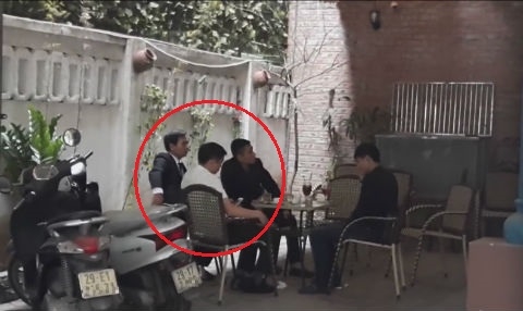 3 người canh giữ kh&ocirc;ng cho ph&oacute;ng vi&ecirc;n Nguyễn Quảng Hải rời khỏi qu&aacute;n c&agrave; ph&ecirc;.