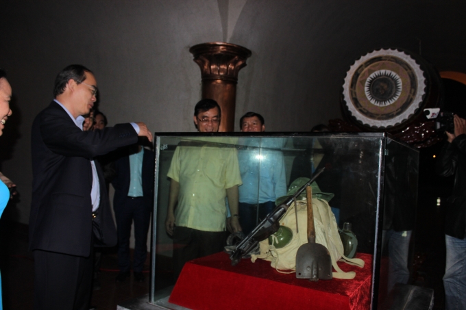 Một chiếc ba l&ocirc;, một mũ tai b&egrave;o, một đ&ocirc;i d&eacute;p cao su, một bi đ&ocirc;ng nước v&agrave; khẩu s&uacute;ng AK. Chỉ vậy th&ocirc;i m&agrave; c&aacute;c anh đ&atilde; l&agrave;m n&ecirc;n lịch sử. Ảnh: Quốc Kh&aacute;nh.