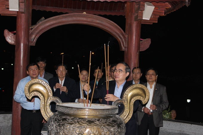 Ủy vi&ecirc;n Bộ Ch&iacute;nh trị, Chủ tịch UBTƯ MTTQ Việt Nam Nguyễn Thiện Nh&acirc;n một lần d&acirc;ng hương tại Th&agrave;nh Cổ. &nbsp;Ảnh: Quốc Kh&aacute;nh