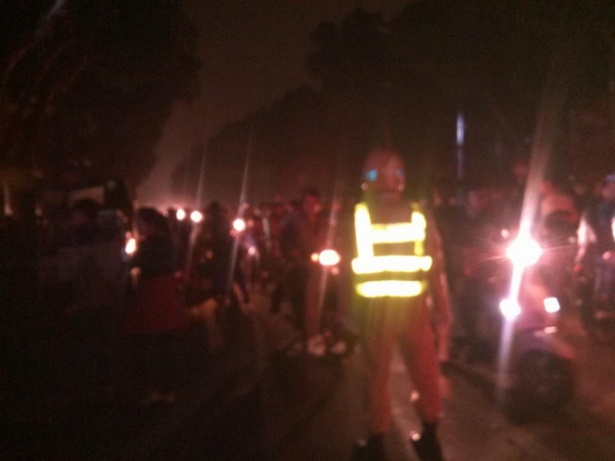 Vườn hoa L&yacute; Th&aacute;i Tổ tắt đ&egrave;n chiếu s&aacute;ng, lực lượng giao th&ocirc;ng tham gia để đảm bảo an to&agrave;n tr&aacute;nh &ugrave;n tắc giao th&ocirc;ng