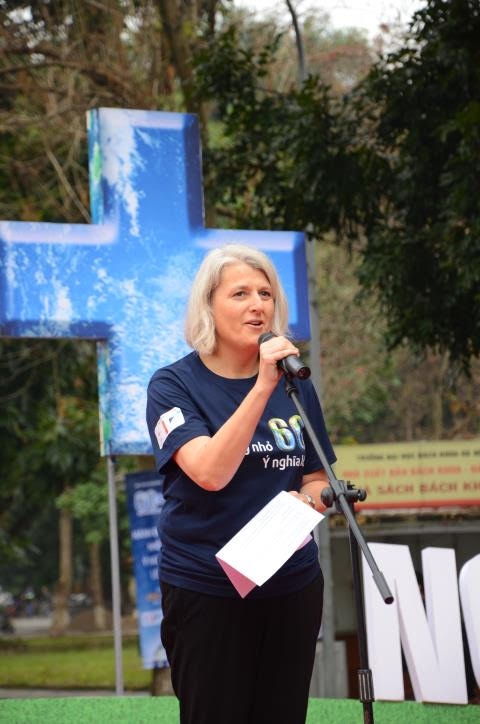 B&agrave; Charlotte Laursen Đai sứ Đan Mạch trước sự kiện&nbsp;Giờ&nbsp;Tr&aacute;i đất 2016&nbsp;tại Đại học B&aacute;ch Khoa.