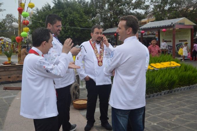 C&aacute;c đầu bếp giao lưu, học hỏi kinh nghiệm lẫn nhau.