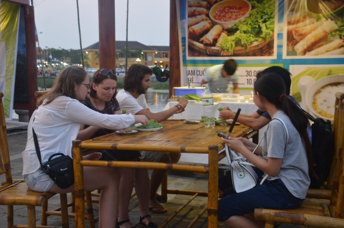 C&aacute;c đầu bếp tr&igrave;nh diễn nghệ thuật chế biến m&oacute;n ăn.