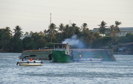 Chiếc s&agrave; lan t&ocirc;ng sập cầu Ghềnh đang được k&eacute;o ra khỏi khu vực cầu - Ảnh: Xu&acirc;n An