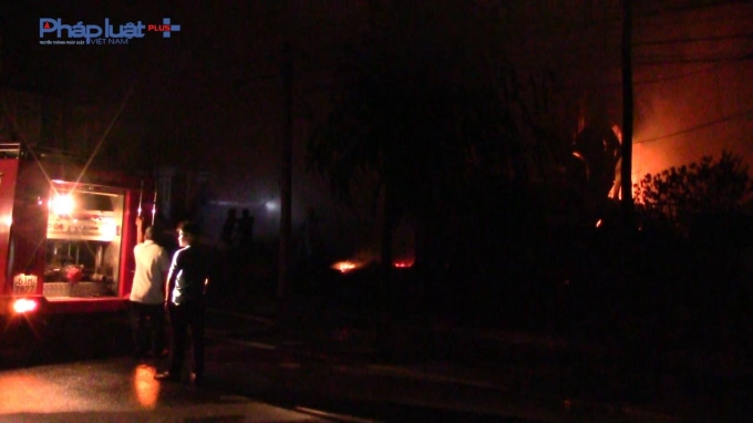 Lực lượng Cảnh s&aacute;t PCCC đ&atilde; c&oacute; mặt tại hiện trường để dập tắt đ&aacute;m ch&aacute;y.
