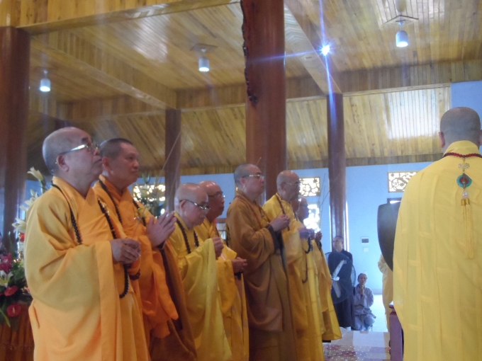 C&aacute;c vị h&ograve;a thượng c&ugrave;ng thắp n&eacute;n hương cầu an trong ng&agrave;y đại lễ.