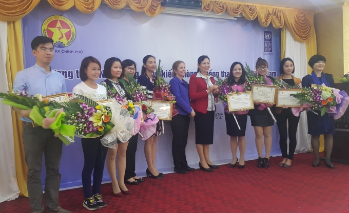 Ph&oacute; Tổng Thanh tra Ch&iacute;nh phủ L&ecirc; Thị Thủy tặng hoa cho 10 đại diện của Đề &aacute;n.