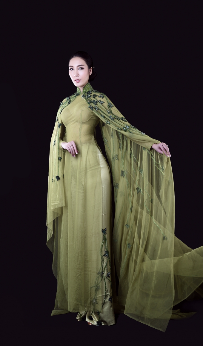 &Aacute; hậu Th&ugrave;y Trang l&agrave;m mẫu ảnh cho mẫu thiết kế &aacute;o d&agrave;i của sinh vi&ecirc;n.