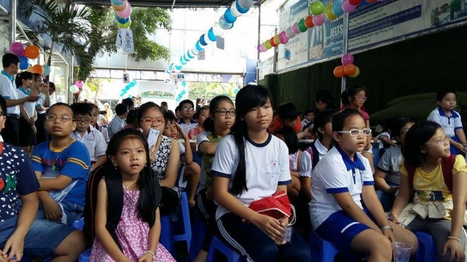 Rất đ&ocirc;ng học sinh đến tham gia dự thi.