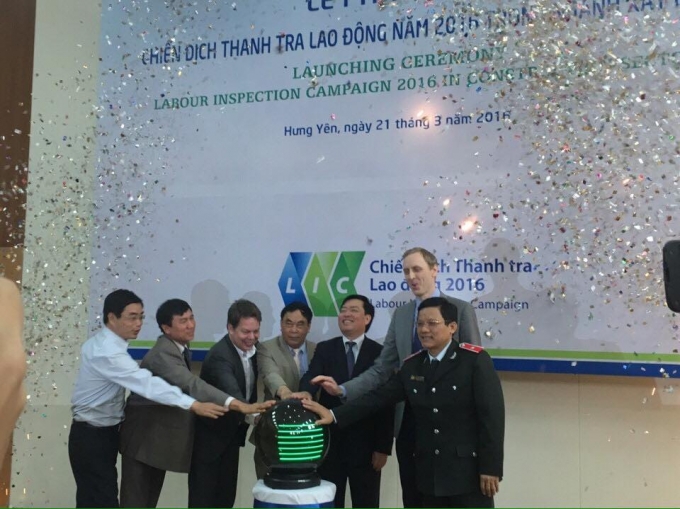 C&aacute;c đại biểu ph&aacute;t động chiến dịch.