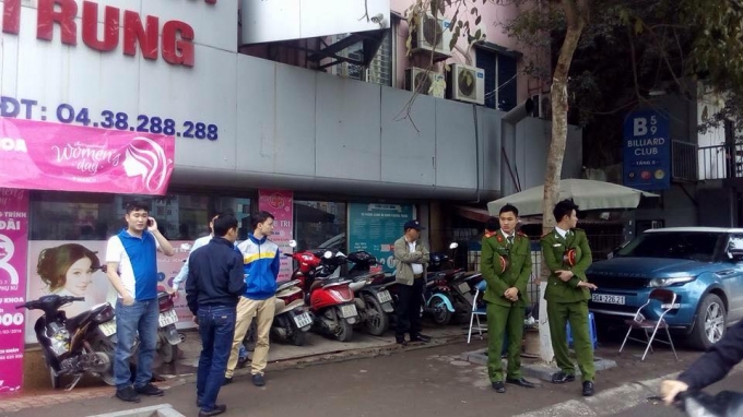 Hiện trường khi C&ocirc;ng an đến Ph&ograve;ng kh&aacute;m Khương Trung ( ảnh T.S).