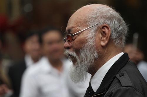 &Ocirc;ng Đỗ Ho&agrave;ng Trung, vốn l&agrave; c&aacute;n bộ x&iacute; nghiệp giầy Thượng Đ&igrave;nh nay đ&atilde; nghỉ hưu hy vọng c&ugrave;ng với truyền thống v&agrave; nỗ lực vươn l&ecirc;n của c&aacute;c doanh nh&acirc;n trong ng&agrave;nh giầy gia Việt Nam. Nghề truyền thống n&agrave;y ở Việt Nam sẽ tiếp tục ph&aacute;t triển.   (Ảnh: Hữu Thắng).