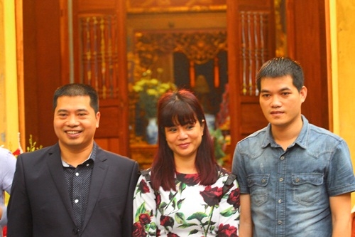 V&agrave; cứ v&agrave;o dịp xu&acirc;n thu nhị kỳ, năm hai lần c&aacute;c doanh nh&acirc;n trong nghề giầy da lại rủ nhau về đ&igrave;nh tổ để tưởng nhớ c&ocirc;ng ơn của người đ&atilde; mang nghề về đất nước m&igrave;nh. (Ảnh: Hữu Thắng).