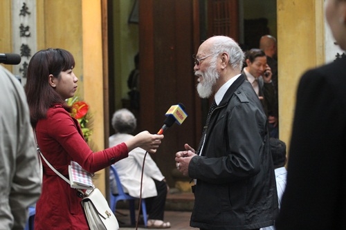 Giờ đ&acirc;y kh&ocirc;ng chỉ b&oacute; hẹp l&agrave; sự kiện đơn lẻ, sự kiện d&acirc;ng hương đ&igrave;nh Đ&igrave;nh tổ ng&agrave;nh da giầy đ&atilde; thu h&uacute;t được đ&ocirc;ng đảo giới truyền th&ocirc;ng đến t&igrave;m hiểu. (Ảnh: Hữu Thắng).